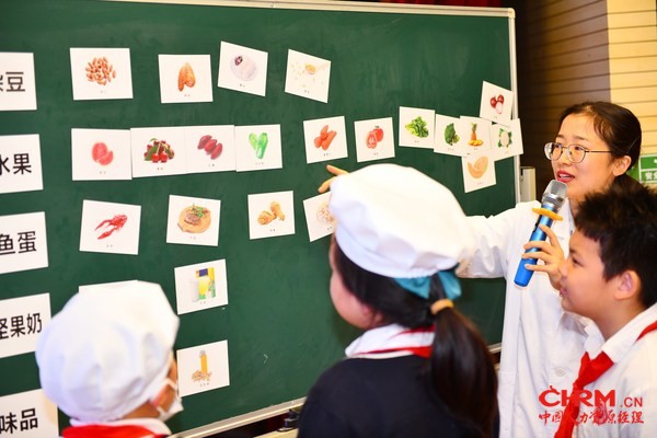 教程通过情景式和参与式的互动体验，帮助学生培养更健康的行为习惯