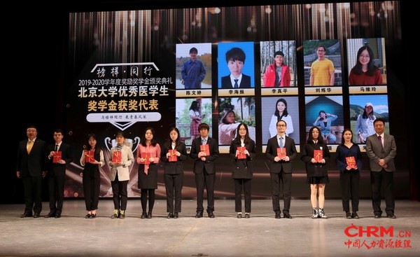 山田江树(右一)与获得卫材中国奖助学金学生代表合影 山田江树(右一)与获得卫材中国奖助学金学生代表合影