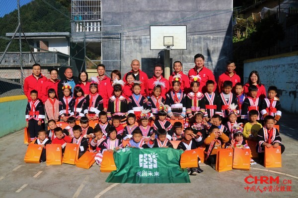 喜威志愿者与连南马头冲小学的学生们合照 喜威志愿者与连南马头冲小学的学生们合照