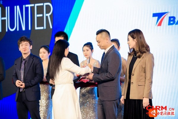 图二：跃科人才大中华区董事总经理Pete Chia先生作为企业代表上台领奖