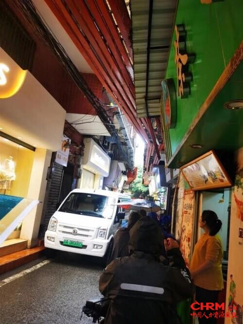 活久见！日薪700元没人来，老板站街排队两公里让工人挑：“招人竟比找女朋友还难”