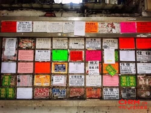 活久见！日薪700元没人来，老板站街排队两公里让工人挑：“招人竟比找女朋友还难”