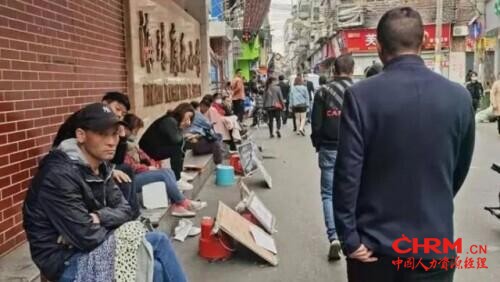 活久见！日薪700元没人来，老板站街排队两公里让工人挑：“招人竟比找女朋友还难”