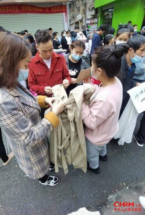 活久见！日薪700元没人来，老板站街排队两公里让工人挑：“招人竟比找女朋友还难”