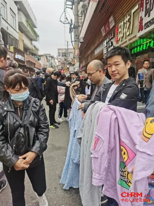 活久见！日薪700元没人来，老板站街排队两公里让工人挑：“招人竟比找女朋友还难”