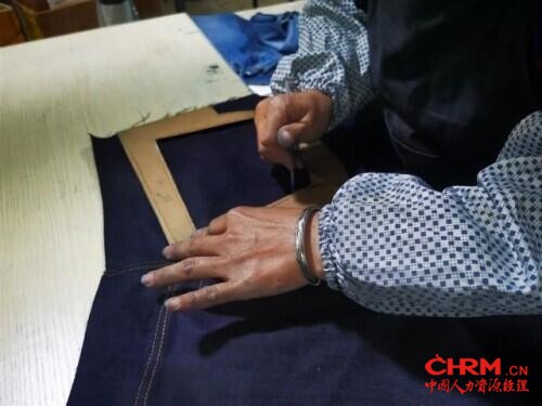 活久见！日薪700元没人来，老板站街排队两公里让工人挑：“招人竟比找女朋友还难”