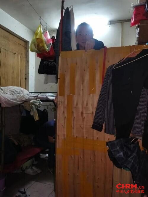 活久见！日薪700元没人来，老板站街排队两公里让工人挑：“招人竟比找女朋友还难”