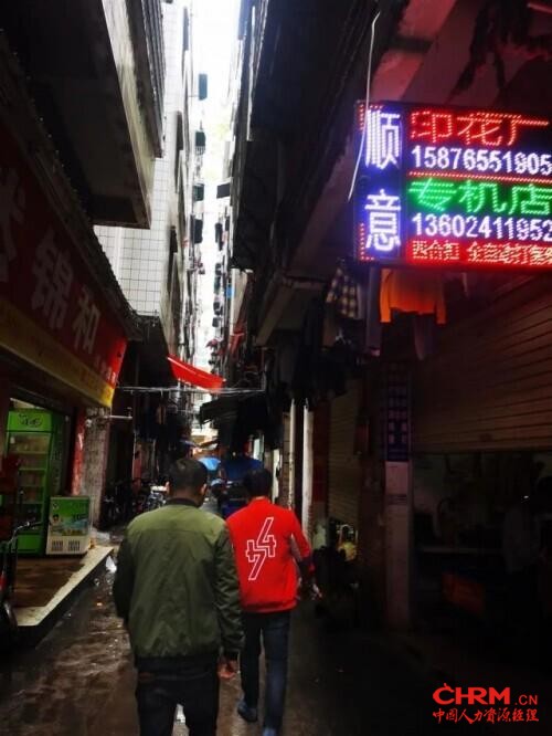 活久见！日薪700元没人来，老板站街排队两公里让工人挑：“招人竟比找女朋友还难”