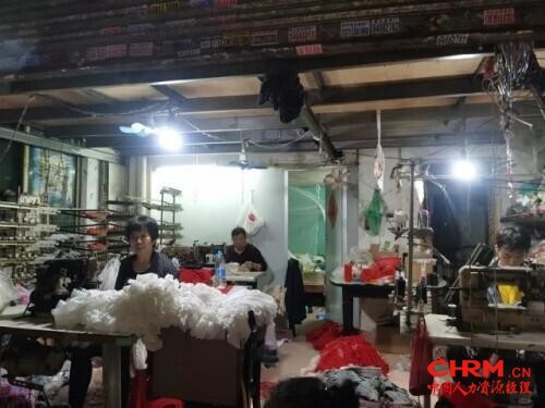 活久见！日薪700元没人来，老板站街排队两公里让工人挑：“招人竟比找女朋友还难”