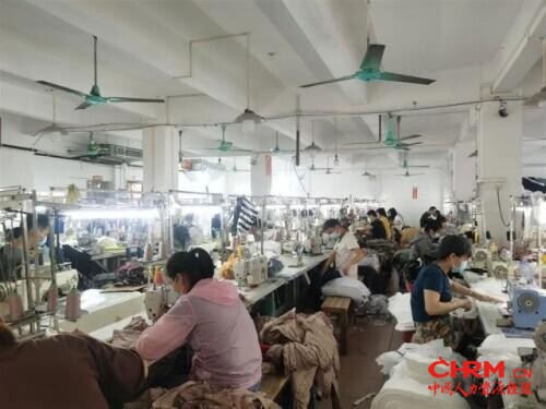 活久见！日薪700元没人来，老板站街排队两公里让工人挑：“招人竟比找女朋友还难”