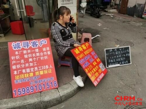 活久见！日薪700元没人来，老板站街排队两公里让工人挑：“招人竟比找女朋友还难”