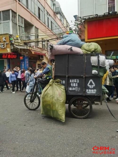 活久见！日薪700元没人来，老板站街排队两公里让工人挑：“招人竟比找女朋友还难”