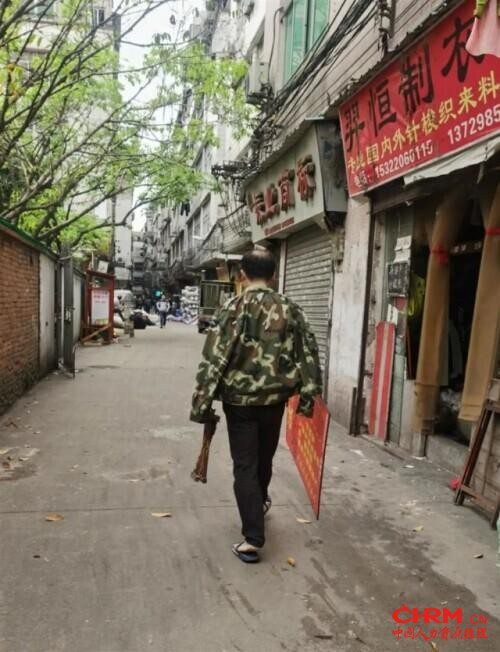 活久见！日薪700元没人来，老板站街排队两公里让工人挑：“招人竟比找女朋友还难”