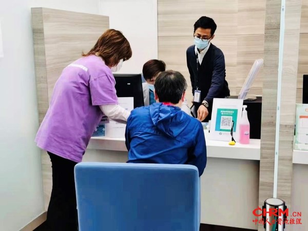 中智小语种志愿者陪同外籍高管进行接种前问诊