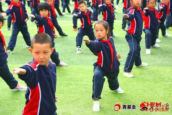 学生在青少年体育发展公益基金启动仪式上展示武术操