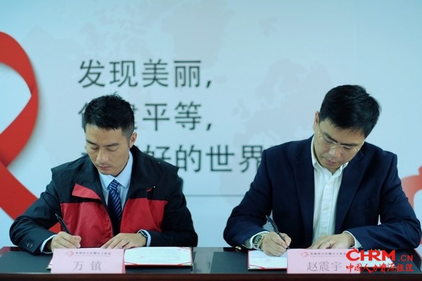 签约仪式 (苏州市小红帽义工协会代表 - 副会长万镇先生,史密斯集团 亚太区副总裁兼法务合规负责人 - 赵震宇先生) 签约仪式 (苏州市小红帽义工协会代表 - 副会长万镇先生,史密斯集团 亚太区副总裁兼法务合规负责人 - 赵震宇先生)