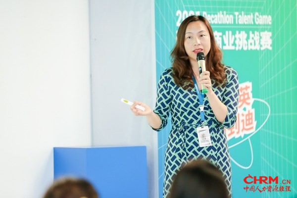 迪卡侬中国人力资源总监王晓辉,在初赛现场表达对高校人才的期待与信心 迪卡侬中国人力资源总监王晓辉,在初赛现场表达对高校人才的期待与信心