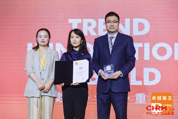 【卡瓦集团人力资源副总裁谭亚婷女士,与卡瓦集团市场准入和政府事务及集团市场部高级总监蒋俊巍先生上台领奖】 【卡瓦集团人力资源副总裁谭亚婷女士,与卡瓦集团市场准入和政府事务及集团市场部高级总监蒋俊巍先生上台领奖】