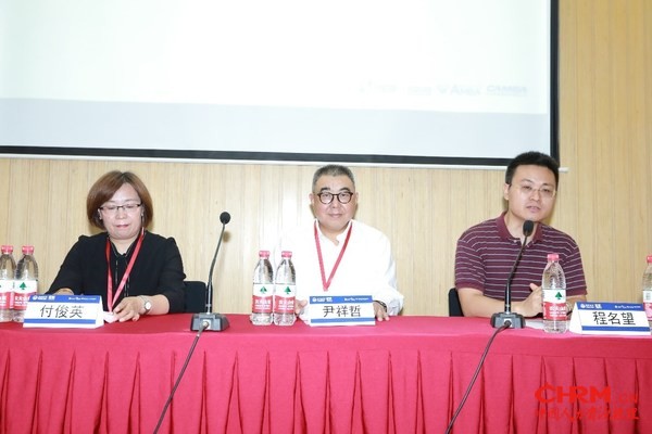 立邦中国工程涂料事业部总裁尹祥哲（中）