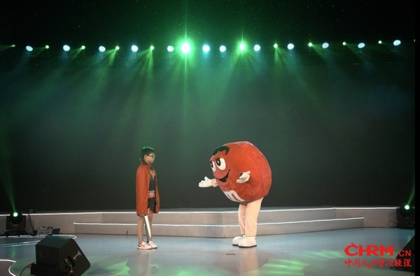 玛氏志愿者与孩子们一起彩排话剧 玛氏志愿者与孩子们一起彩排话剧