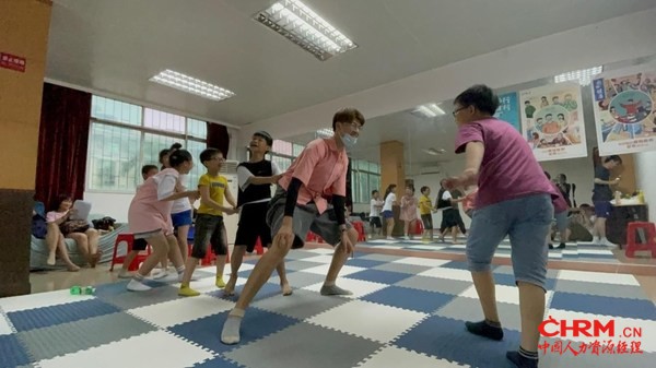 玛氏志愿者通过做游戏与孩子们拉近距离 玛氏志愿者通过做游戏与孩子们拉近距离