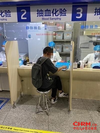 “枪手”在医院抽血。九派健康微信公众号图