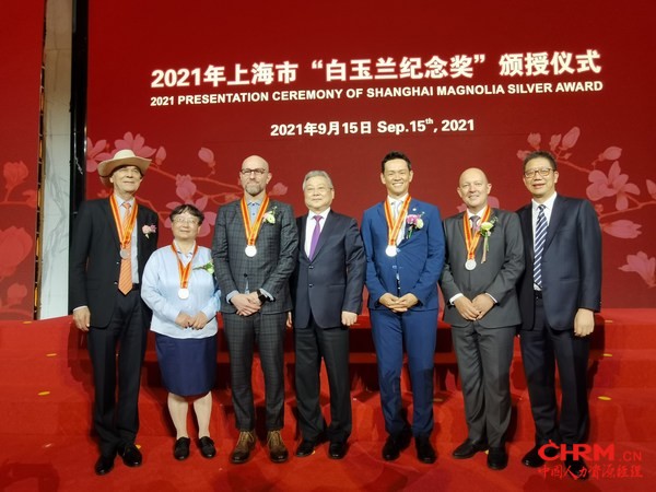 江森自控亚太区总裁梁伟超(右三)荣膺上海市“白玉兰纪念奖” 江森自控亚太区总裁梁伟超(右三)荣膺上海市“白玉兰纪念奖”