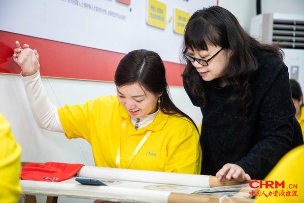 国家级非遗传承人、工艺美术大师黄敏指导残疾学员蜀绣针法