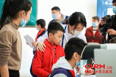 “睛彩童年”活动现场医生志愿者为孩子义诊 “睛彩童年”活动现场医生志愿者为孩子义诊