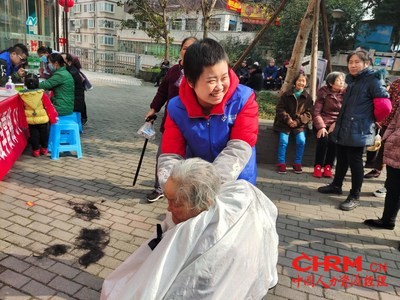 众合云科志愿者与残障伙伴共同制作“兔儿爷”