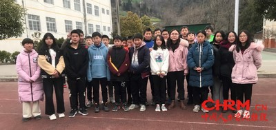 薛丽川老师(前排右5)和李锦记博爱学校孩子们在一起 薛丽川老师(前排右5)和李锦记博爱学校孩子们在一起