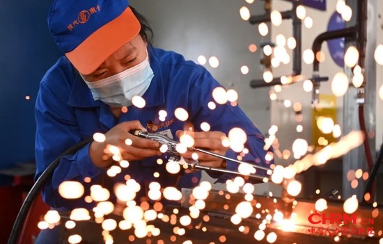 陕西汽车技工学校的胡敏在进行火焰切割  刘潇 摄