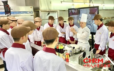 马健雄（右三）认真为李锦记希望厨师上课讲解