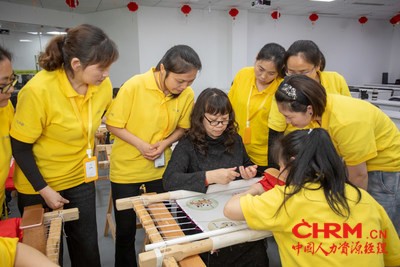 黄敏老师为听障绣娘培训蜀绣技艺