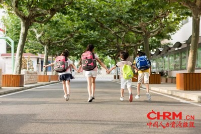 DHL快递中国区员工领取员工子女助学金