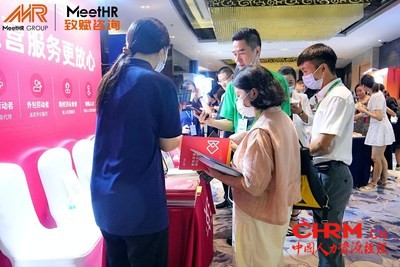 51社保工作人员向与会HR介绍PEO专业雇主服务