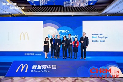 麦当劳中国代表上台领取“2022年中国最佳雇主 -- 雇主之星”奖项