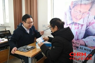 志愿者为兴县老人验光并发放老花镜