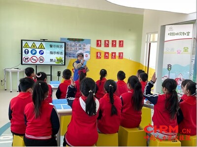 减灾教室内教师正在为学生们授课