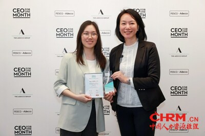 FESCO Adecco上海公司董事总经理宋菲菲女士（右）为赵晨馨（左）颁发“China Winner - CEO for One Mo<em></em>nth 2023”奖杯、证书