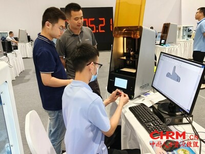 赛中联泰科技工作人员在现场提供全方位支持