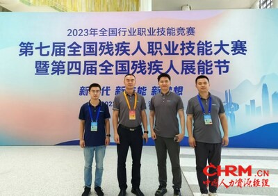 联泰科技工作人员为比赛提供现场支持