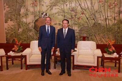 德科集团全球首席执行官 Denis Machuel（左）与上海市委副书记、市长龚正（右）合影