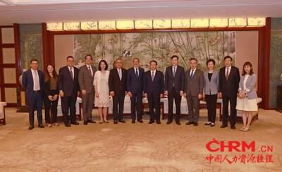 德科集团全球首席执行官 Denis Machuel一行与上海市委副书记、市长龚正等政府领导合影