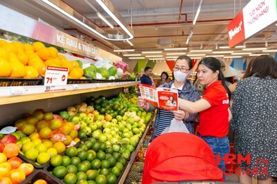 Co<em></em>nsumers shopping at WinMart