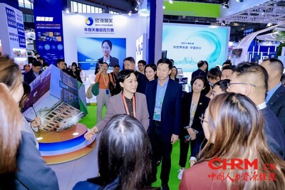 图注：上海市人力资源和社会保障局党组书记、局长杨佳瑛，静安区委常委、常务副区长傅俊，静安区人社局党组书记、局长程蓓蕾一行在联合展区与参展人力资源企业代表交流
