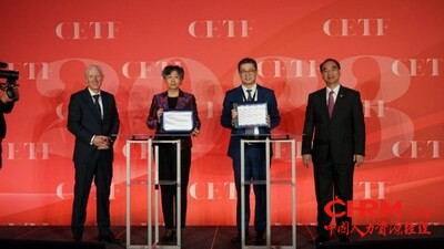 10月24日，瑞士苏黎世，德科集团全球高级副总裁、德科中国CEO倪瀛先生（右二）与北京大学校党委组织部常务副部长吴艳红女士（左二）代表双方签署合作协议；德科集团董事长 Jean-Christophe Deslarzes 先生（左一）、北京大学校长龚旗煌先生（右一）