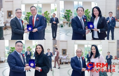 签约仪式后的晚宴上，华为向德科集团海外区域代表和外企德科上海公司代表颁发合作纪念奖章