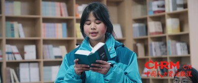 山区学子正在阅读《生命的答案之书》