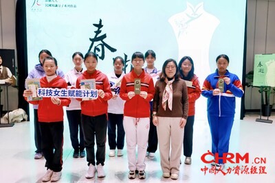欧莱雅科技女生赋能计划的导师舒庆艳研究员和科技女生在一起